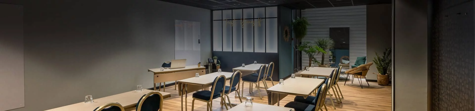 Salle de réunion Jungle 3 privatisable au Bistro Yonnais à La Roche-sur-Yon.