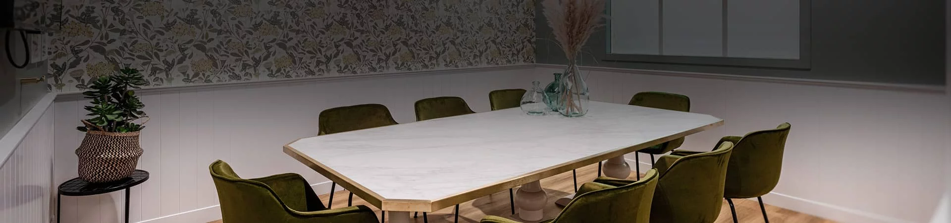Salle privatisable du Bistro Yonnais avec grande table et chaises vertes, idéale pour un repas de groupe le dimanche.