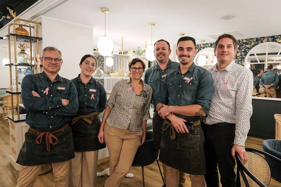 Collaborateurs du Bistro Yonnais portant un badge Octobre Rose à La Roche-sur-Yon en soutien à la lutte contre le cancer du sein en 2024
