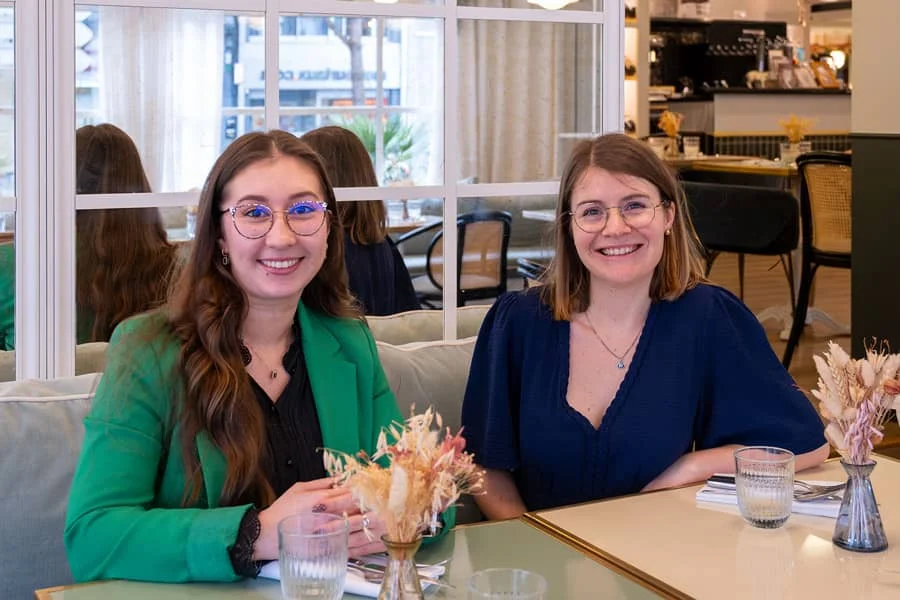 Équipe du Bistro Yonnais accueillant des clients lors d’un rendez-vous d’organisation de mariage au restaurant.