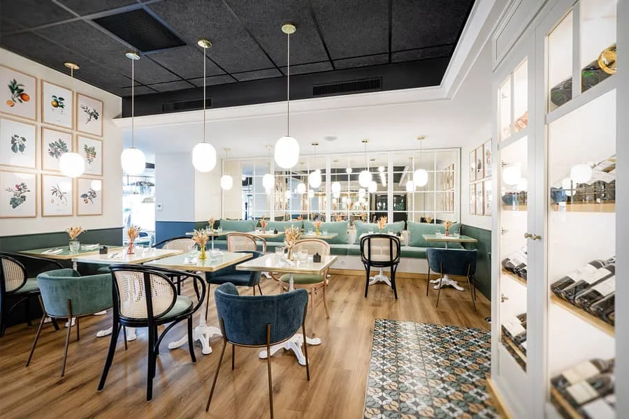 Salle lumineuse du restaurant Bistro Yonnais à La Roche-sur-Yon, tables dressées dans un cadre chaleureux et moderne.