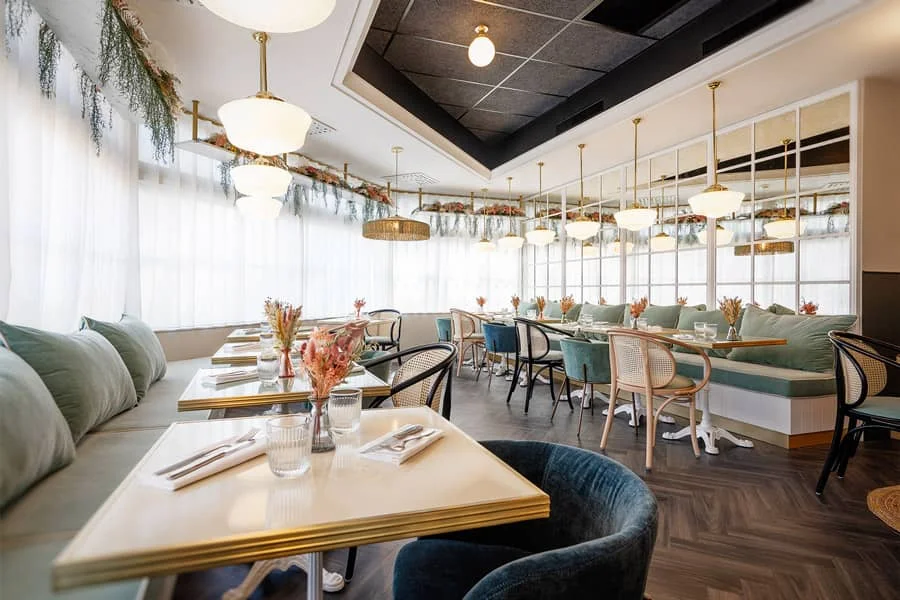 Salle du Bistro Yonnais à La Roche-sur-Yon, restaurant élégant à l’hôtel Mercure avec une ambiance florale et contemporaine.