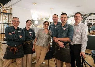 Collaborateurs du Bistro Yonnais portant un badge Octobre Rose à La Roche-sur-Yon en soutien à la lutte contre le cancer du sein en 2024