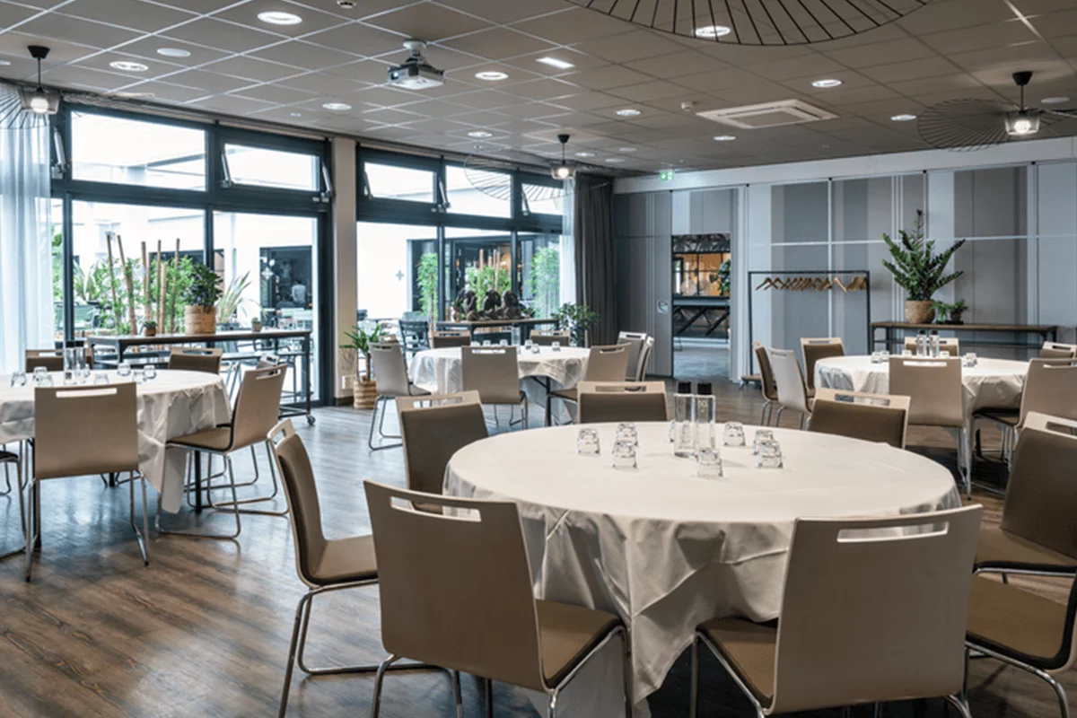 Salle de réception de mariage lumineuse dressée pour un repas de mariage au Bistro Yonnais.