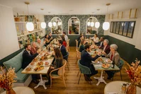 Repas de groupe convivial dans la salle du restaurant du Bistro Yonnais à La Roche-sur-Yon.