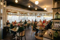 Repas de Noël en famille dans la salle du restaurant Bistro Yonnais.