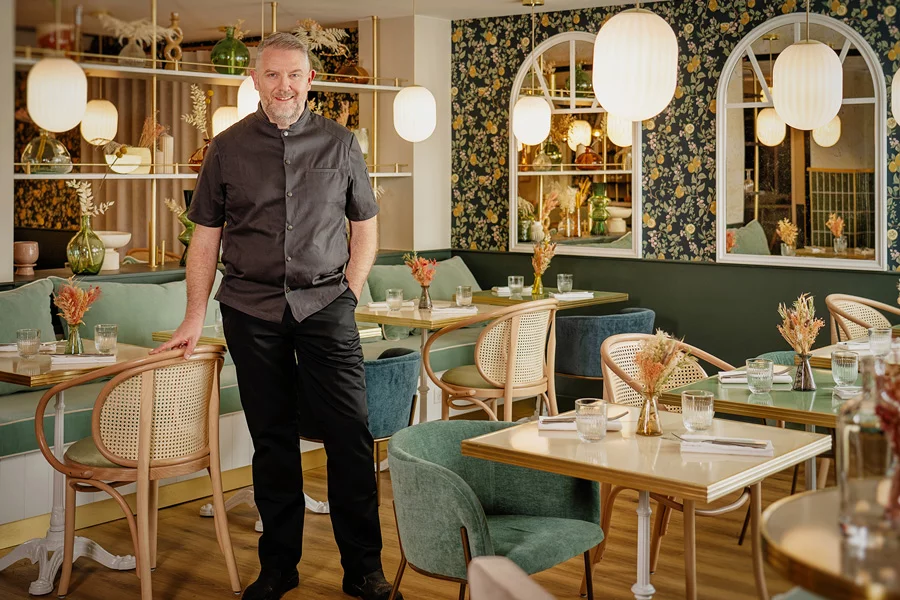 Le chef du Bistro Yonnais dans la salle du restaurant à La Roche-sur-Yon, une cuisine française conviviale et de saison.