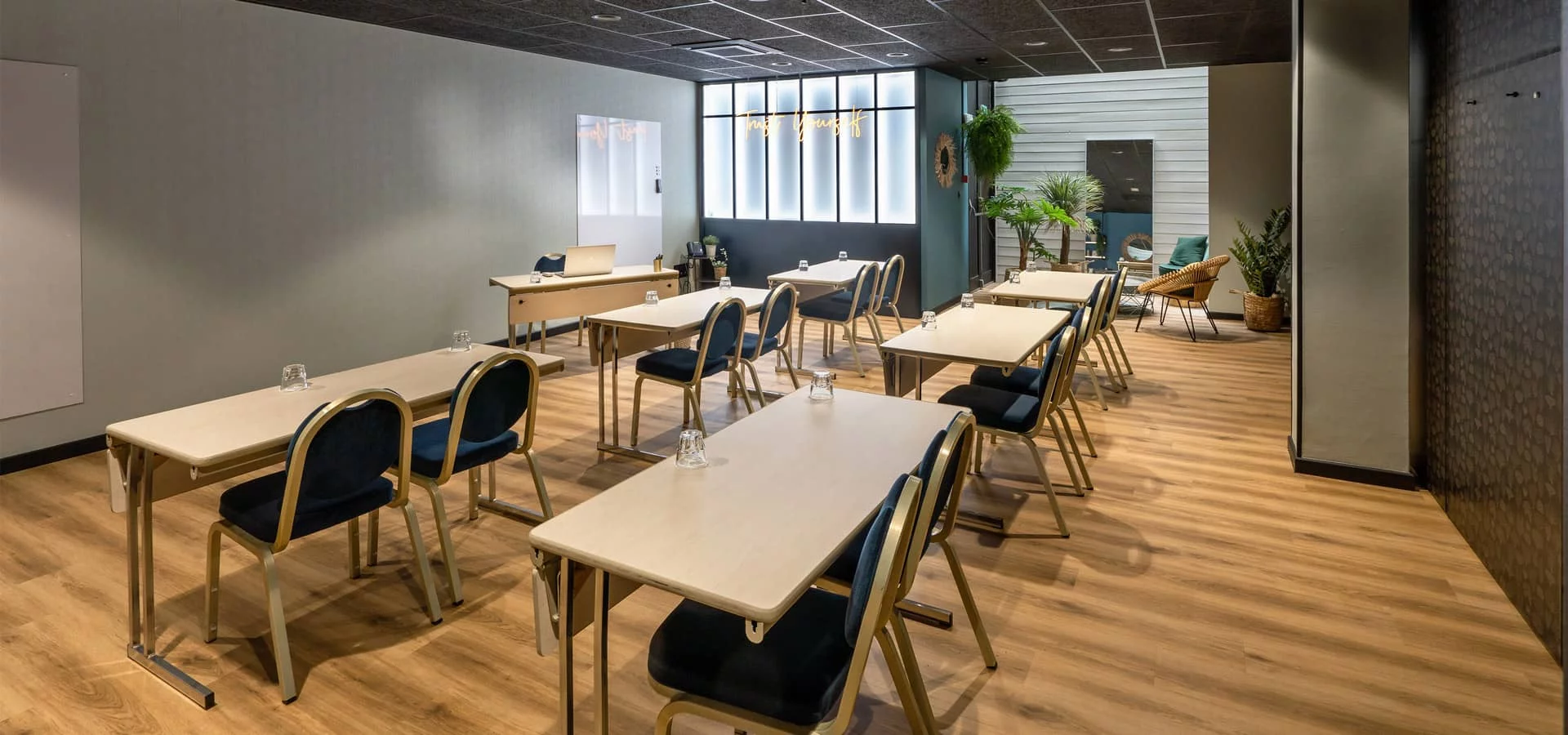 Salle de réunion Jungle 3 privatisable au Bistro Yonnais à La Roche-sur-Yon.