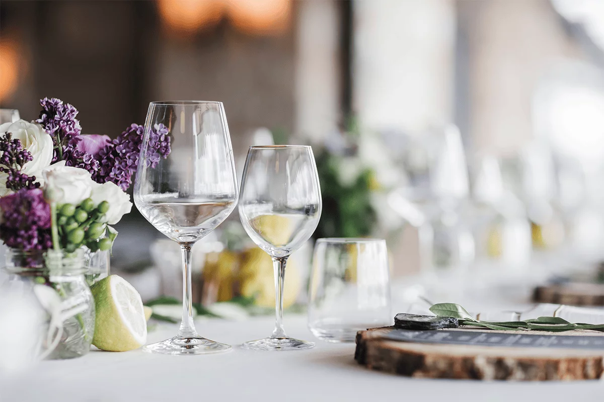 Décoration de table pour mariage avec verrerie et fleurs lors d’un repas de mariage au Bistro Yonnais.