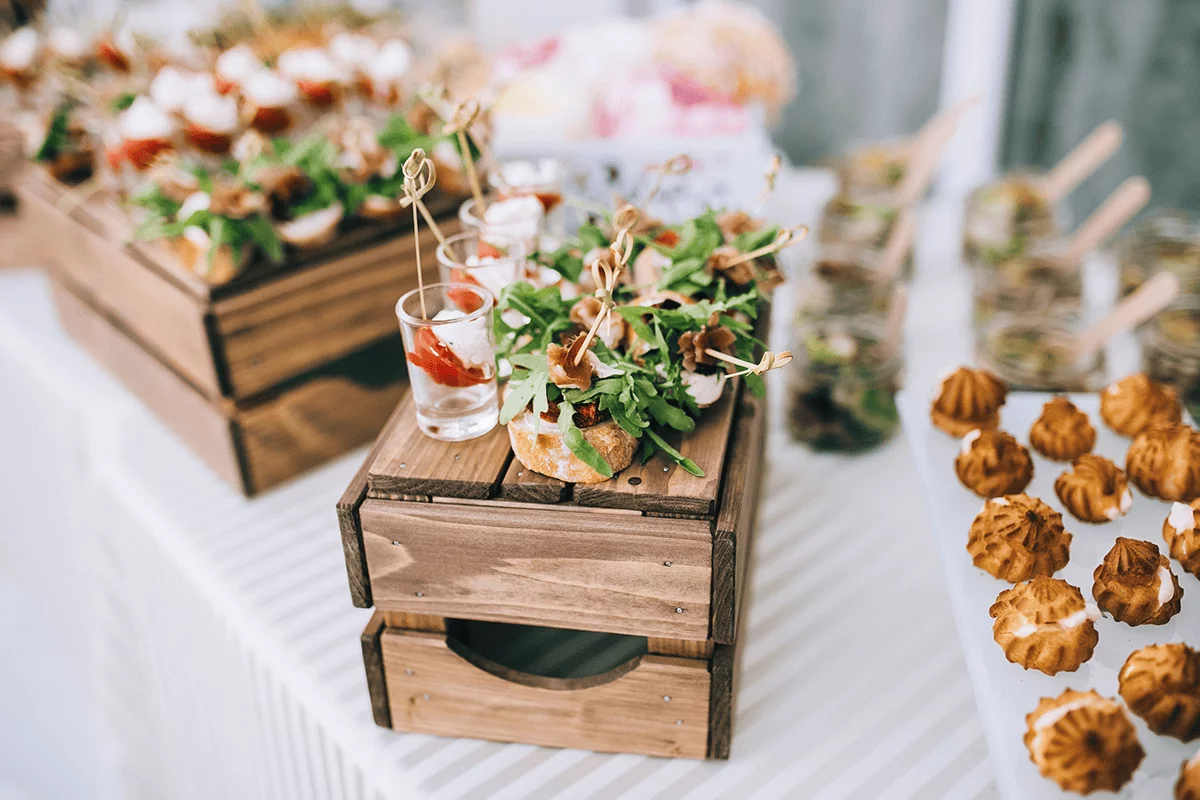 Cocktail de mariage raffiné avec pièces apéritives préparées par le Bistro Yonnais pour une réception élégante.