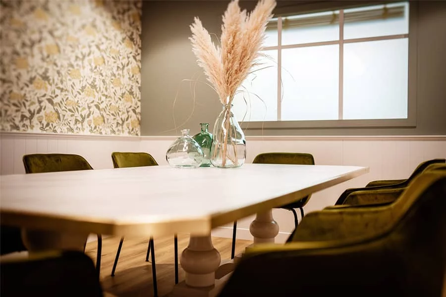 Table élégamment dressée dans un espace privatisé du Bistro Yonnais pour un déjeuner de groupe le dimanche.